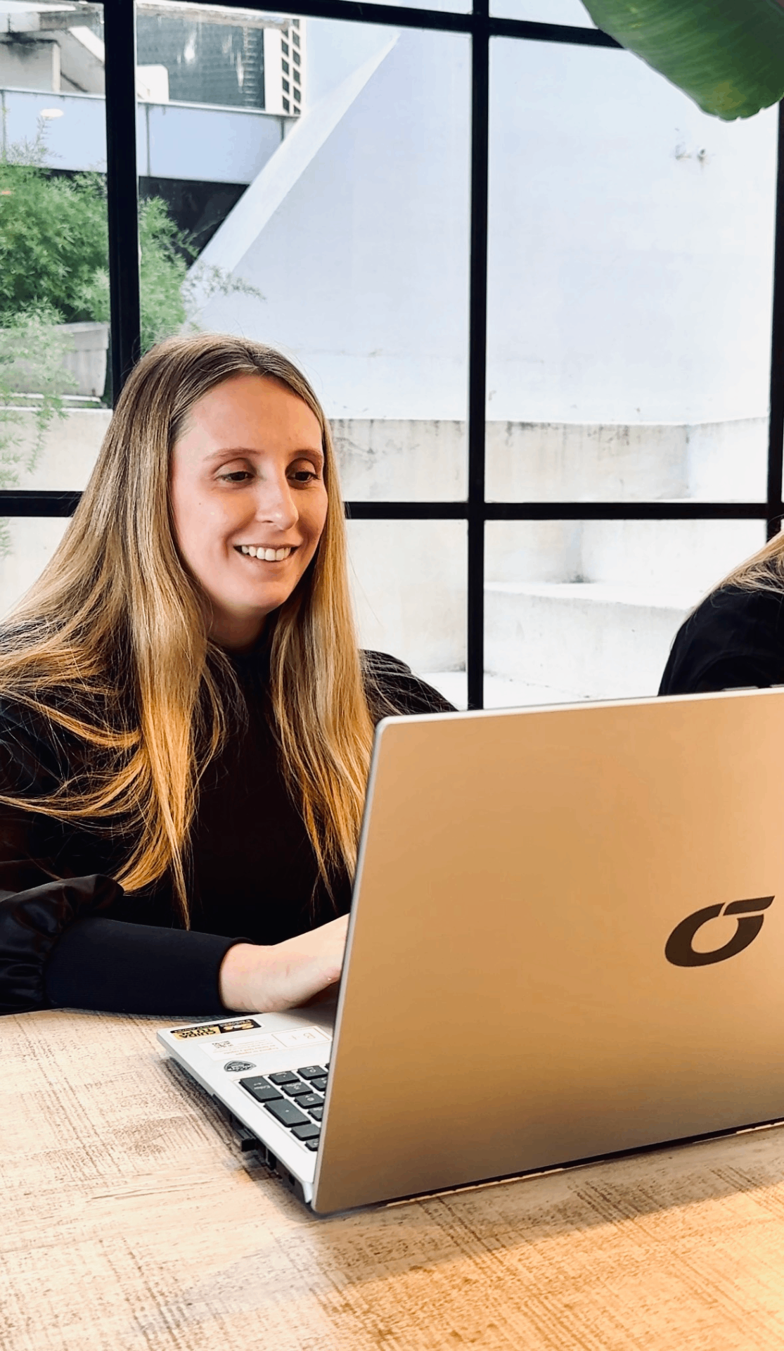 Consultora senior de Prime Talent atendiendo a un cliente